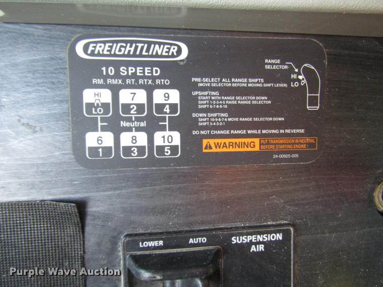 image for item DB6916 2005 Freightliner Columbia semi truck