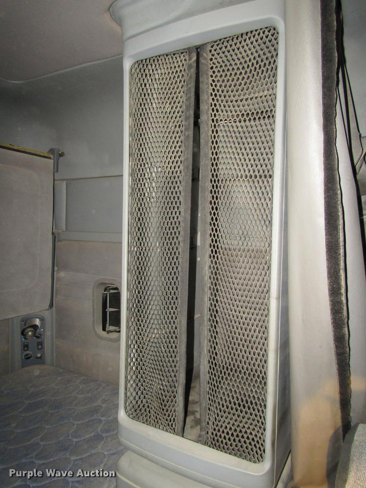 image for item DB6916 2005 Freightliner Columbia semi truck