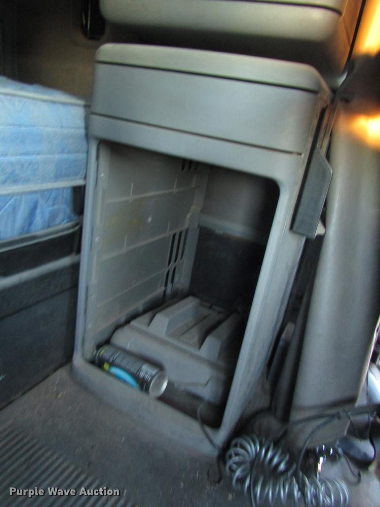 image for item DB6916 2005 Freightliner Columbia semi truck