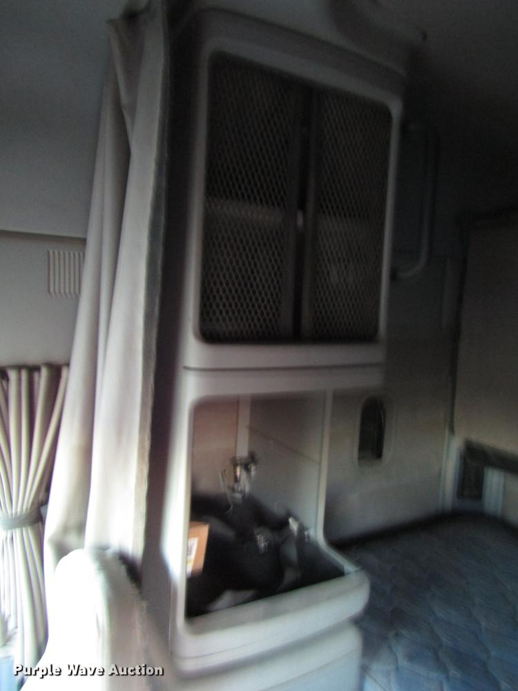 image for item DB6916 2005 Freightliner Columbia semi truck