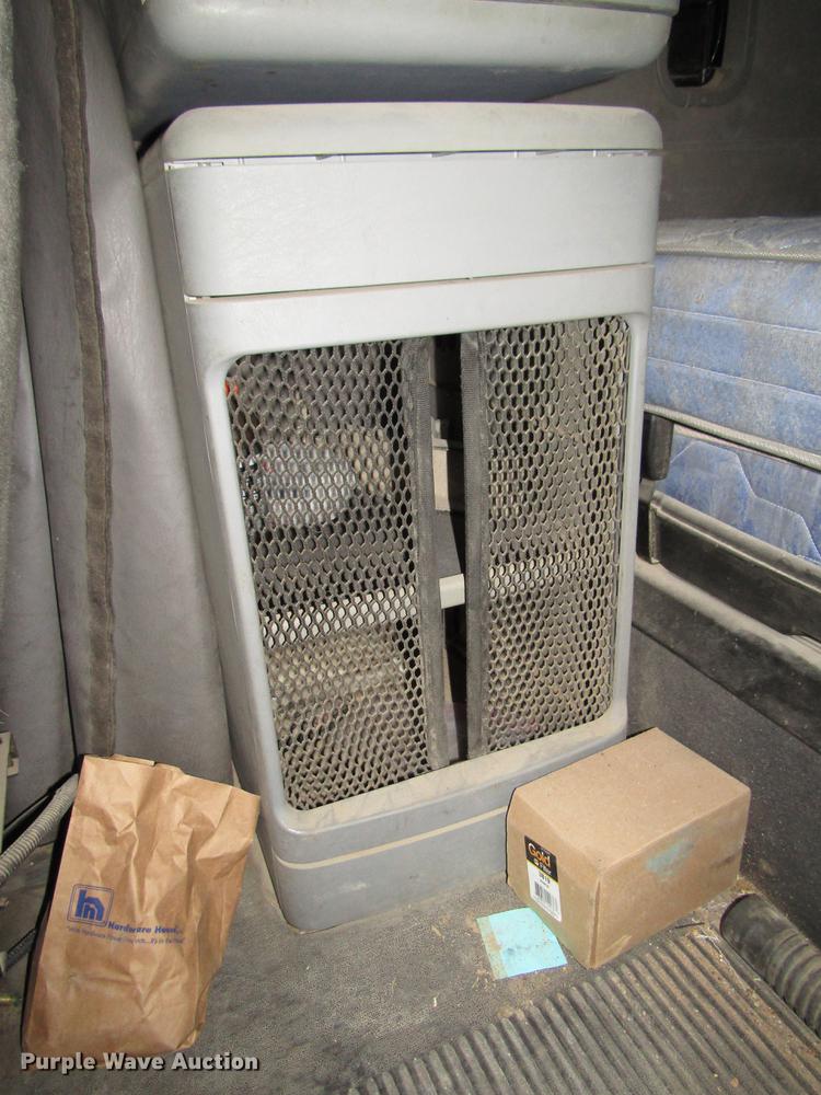 image for item DB6916 2005 Freightliner Columbia semi truck