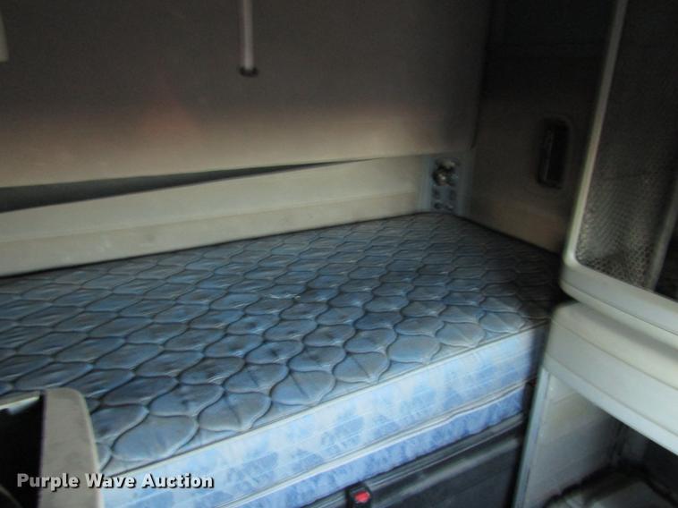 image for item DB6916 2005 Freightliner Columbia semi truck