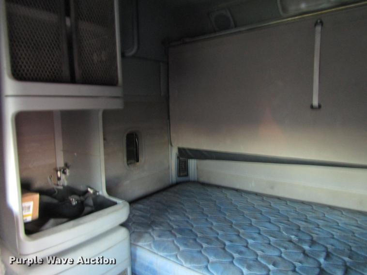 image for item DB6916 2005 Freightliner Columbia semi truck