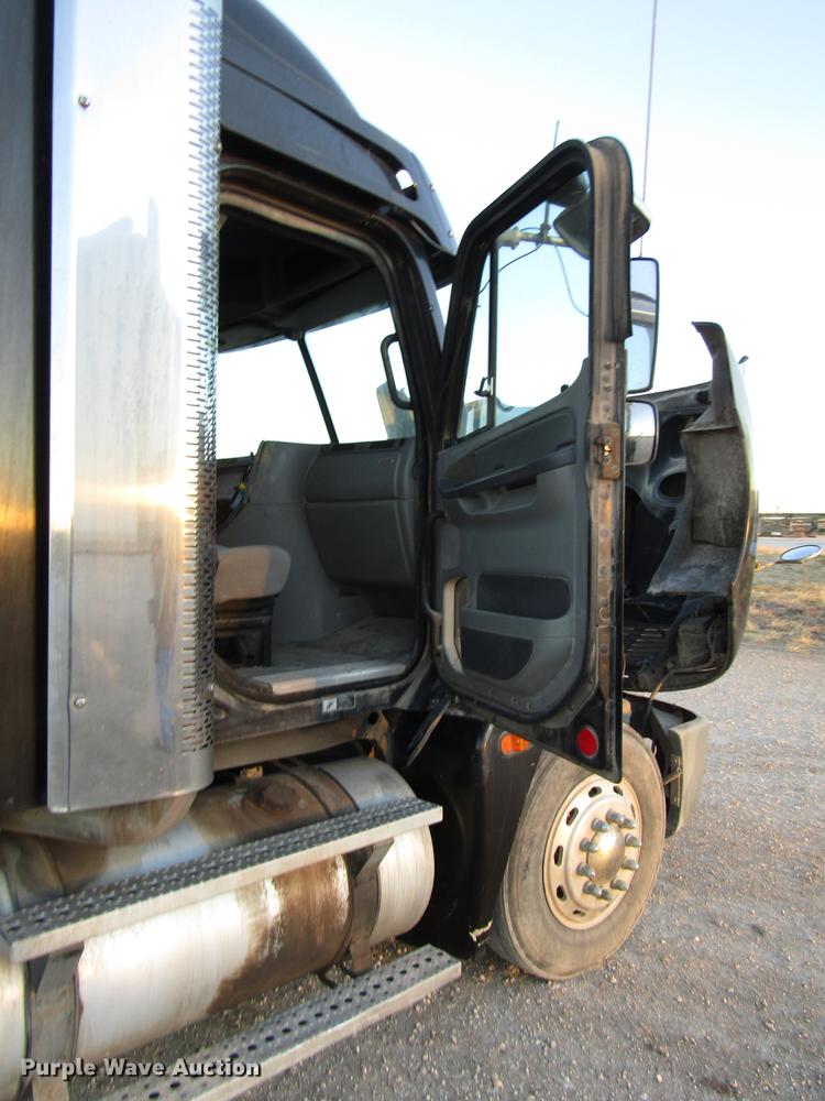 image for item DB6916 2005 Freightliner Columbia semi truck