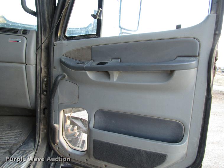 image for item DB6916 2005 Freightliner Columbia semi truck