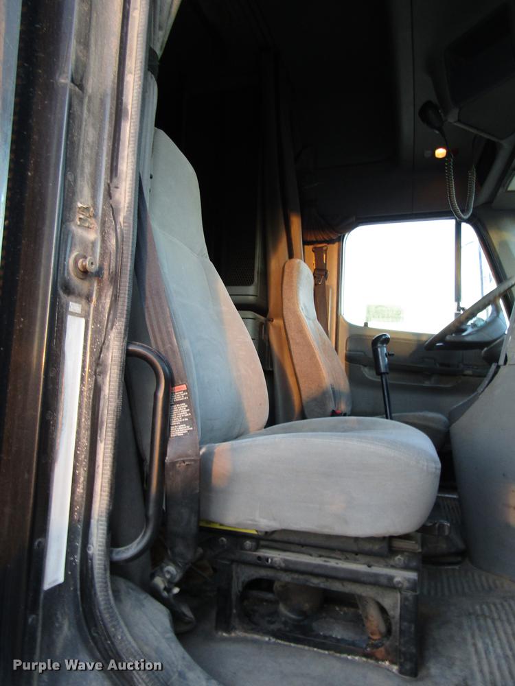 image for item DB6916 2005 Freightliner Columbia semi truck