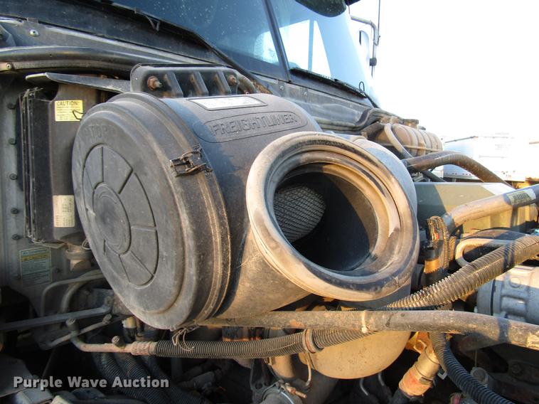 image for item DB6916 2005 Freightliner Columbia semi truck