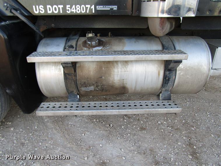 image for item DB6916 2005 Freightliner Columbia semi truck