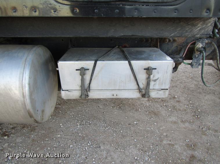 image for item DB6916 2005 Freightliner Columbia semi truck