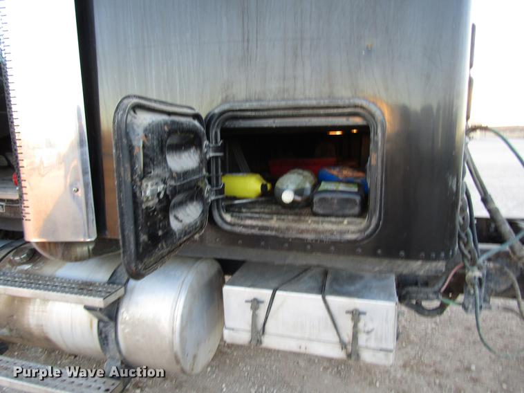 image for item DB6916 2005 Freightliner Columbia semi truck