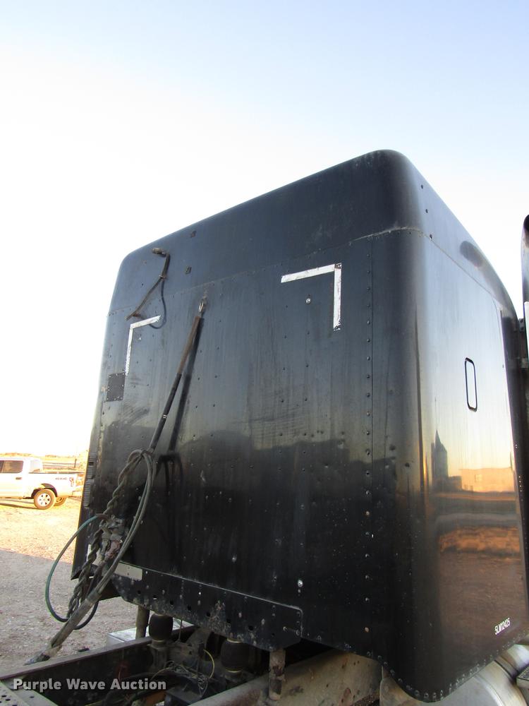 image for item DB6916 2005 Freightliner Columbia semi truck