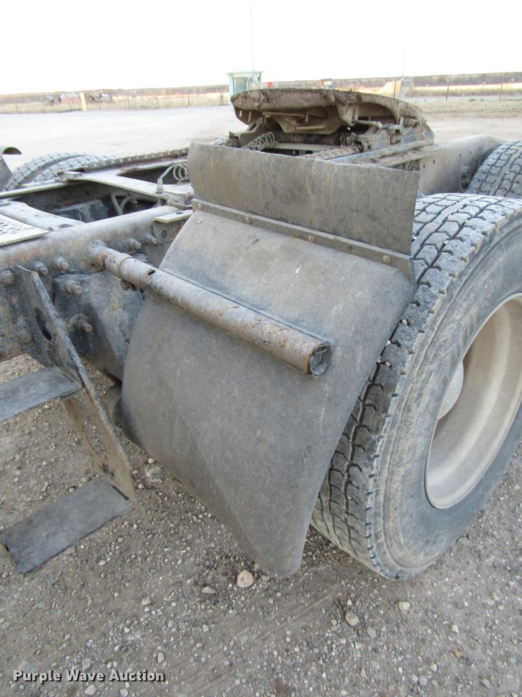 image for item DB6916 2005 Freightliner Columbia semi truck