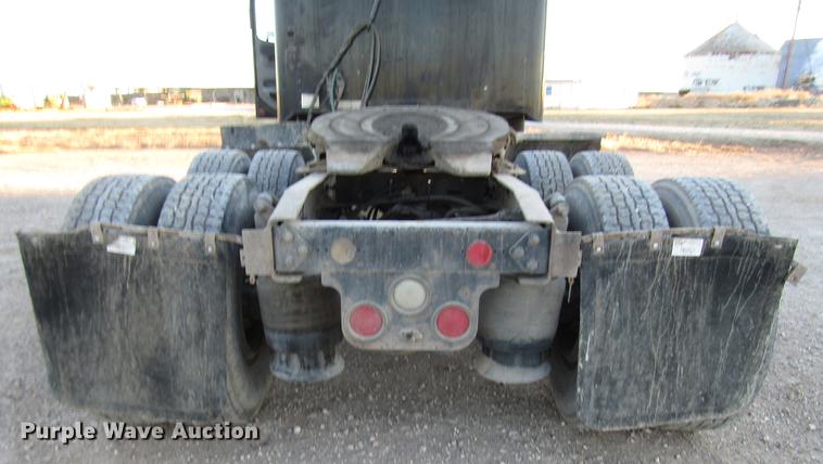 image for item DB6916 2005 Freightliner Columbia semi truck