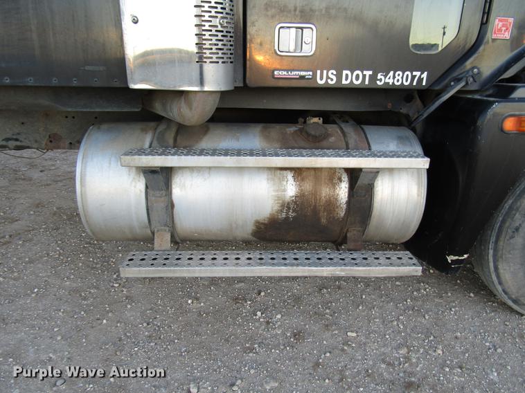 image for item DB6916 2005 Freightliner Columbia semi truck