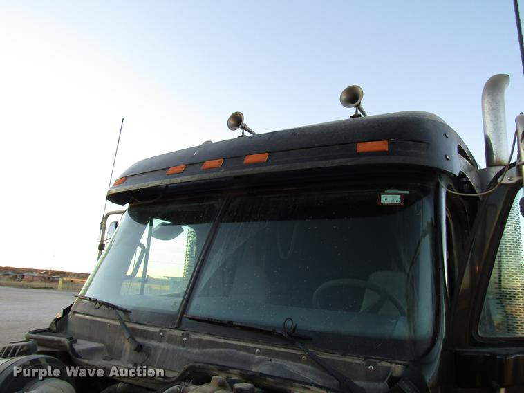 image for item DB6916 2005 Freightliner Columbia semi truck