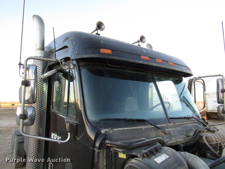 image for item DB6916 2005 Freightliner Columbia semi truck