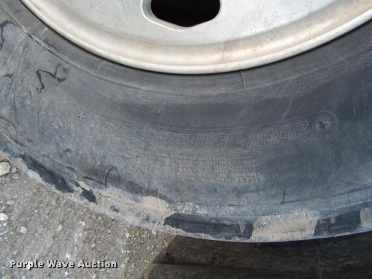 image for item DB6916 2005 Freightliner Columbia semi truck