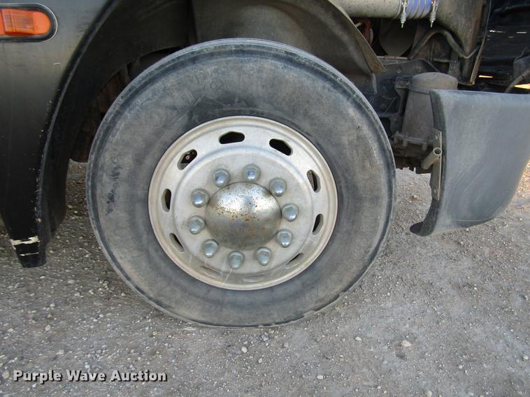 image for item DB6916 2005 Freightliner Columbia semi truck