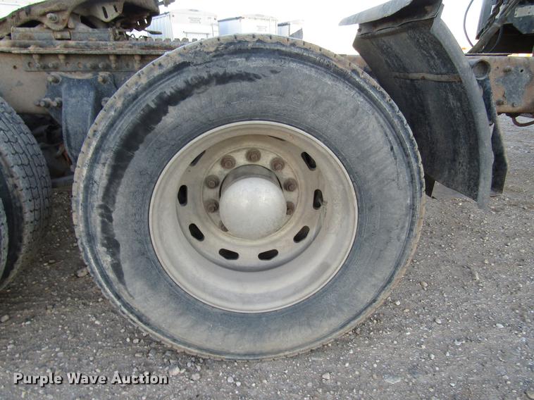 image for item DB6916 2005 Freightliner Columbia semi truck