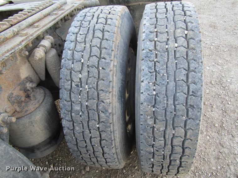 image for item DB6916 2005 Freightliner Columbia semi truck