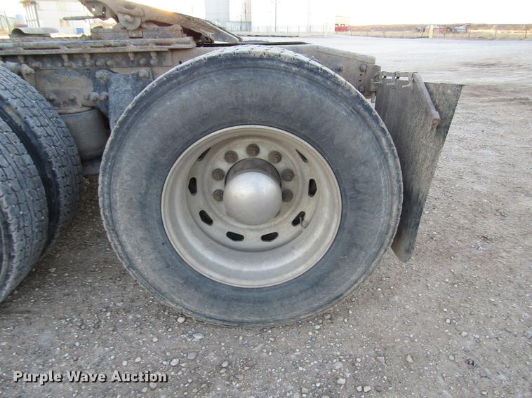 image for item DB6916 2005 Freightliner Columbia semi truck