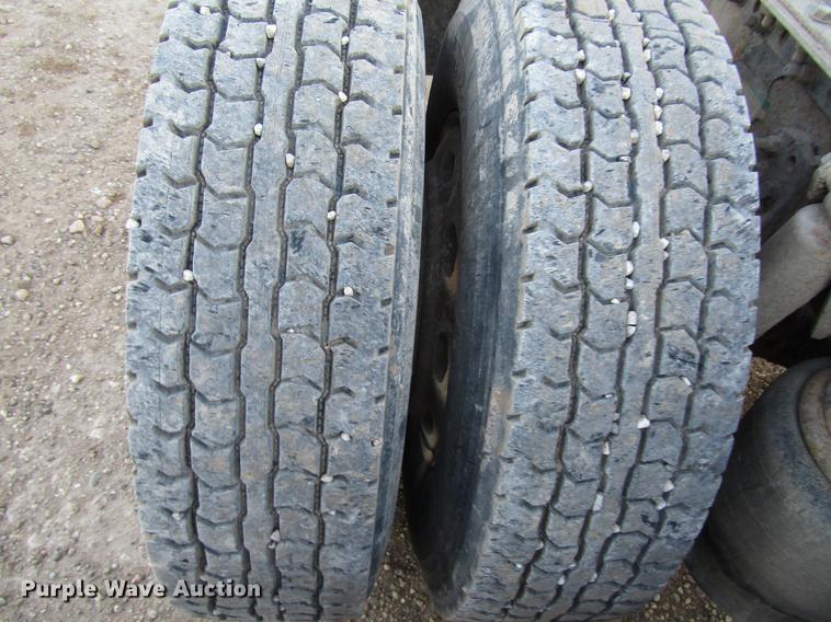 image for item DB6916 2005 Freightliner Columbia semi truck