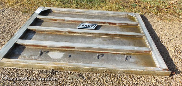 image for item DD2375 East dump trailer tailgate