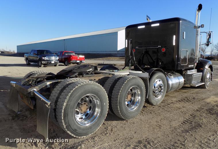 image for item DE7562 2012 Peterbilt Paccar 386 semi truck