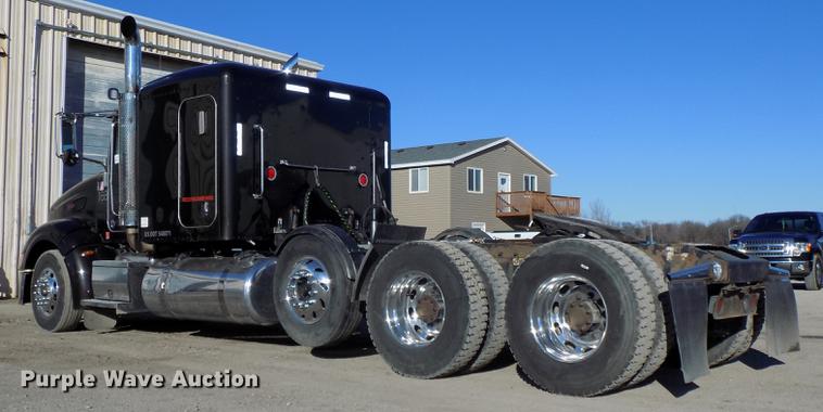 image for item DE7562 2012 Peterbilt Paccar 386 semi truck