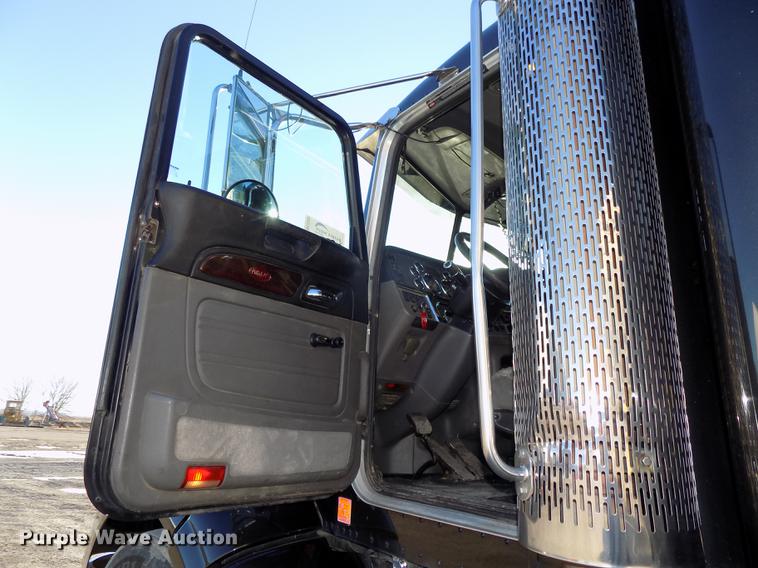 image for item DE7562 2012 Peterbilt Paccar 386 semi truck