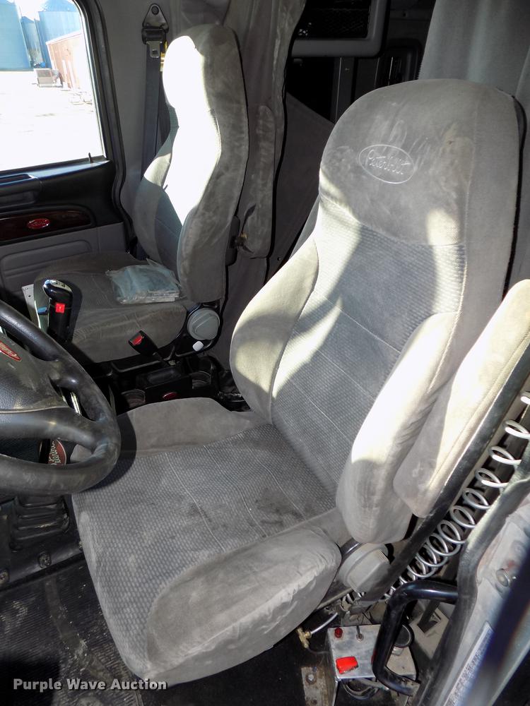 image for item DE7562 2012 Peterbilt Paccar 386 semi truck