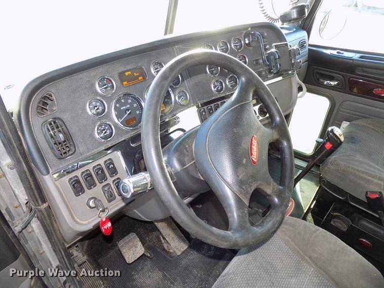 image for item DE7562 2012 Peterbilt Paccar 386 semi truck