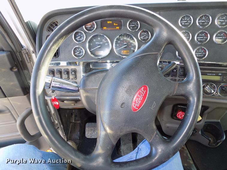 image for item DE7562 2012 Peterbilt Paccar 386 semi truck