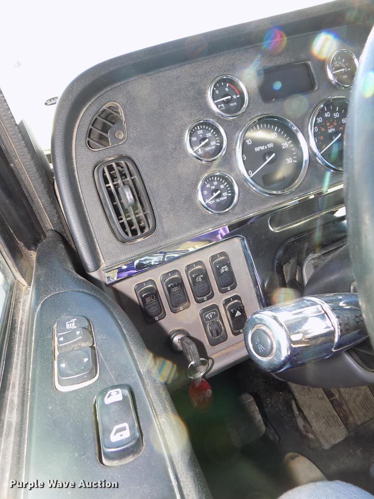 image for item DE7562 2012 Peterbilt Paccar 386 semi truck