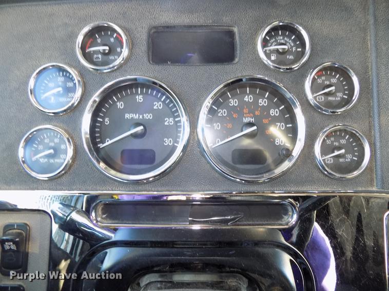 image for item DE7562 2012 Peterbilt Paccar 386 semi truck