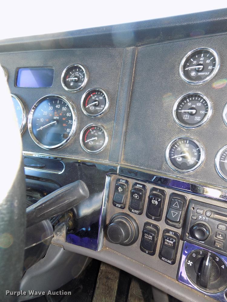 image for item DE7562 2012 Peterbilt Paccar 386 semi truck