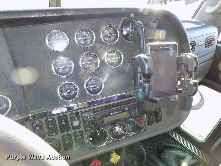 image for item DE7562 2012 Peterbilt Paccar 386 semi truck