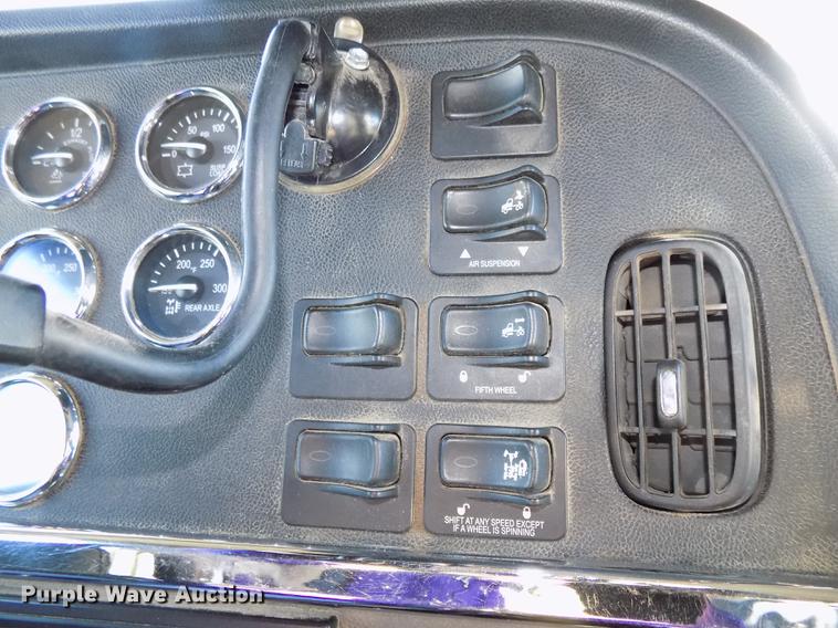 image for item DE7562 2012 Peterbilt Paccar 386 semi truck