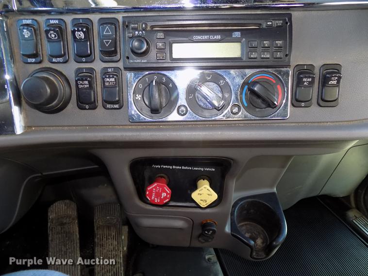 image for item DE7562 2012 Peterbilt Paccar 386 semi truck