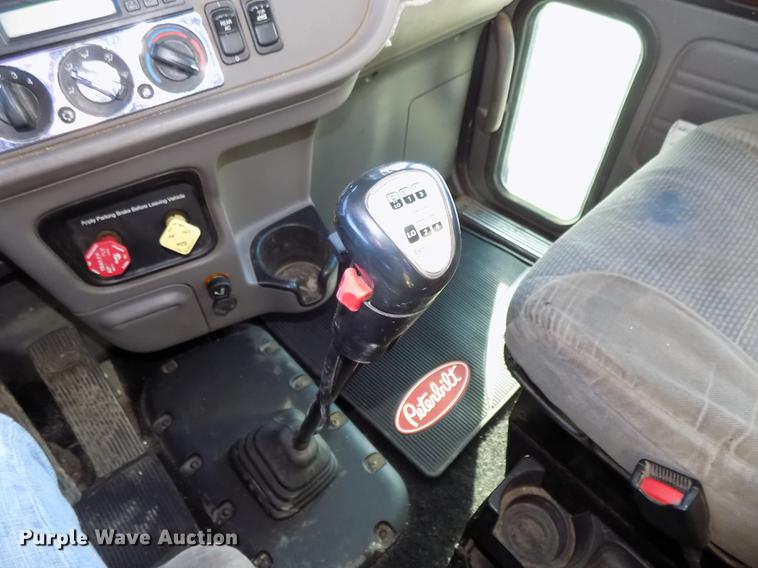 image for item DE7562 2012 Peterbilt Paccar 386 semi truck