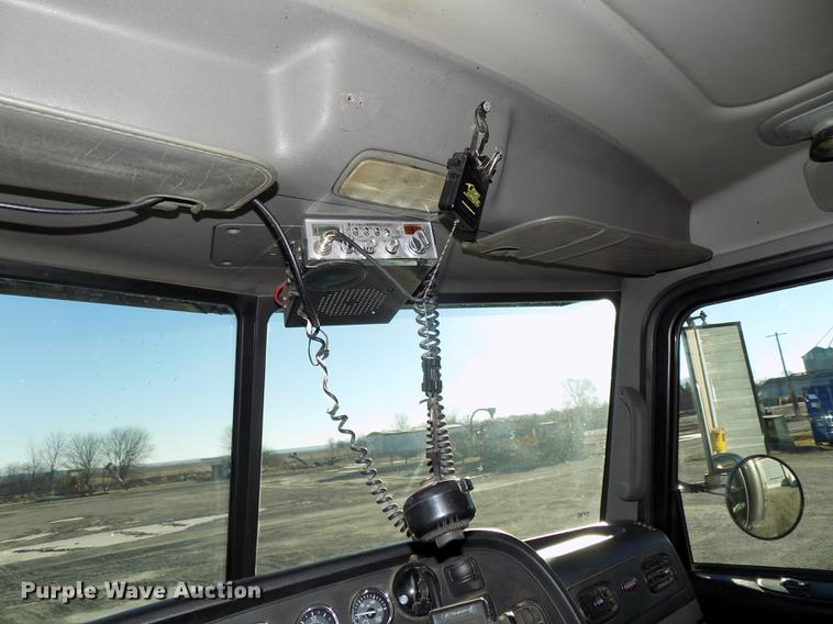 image for item DE7562 2012 Peterbilt Paccar 386 semi truck
