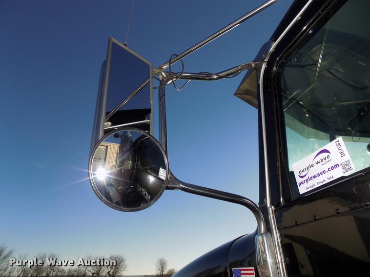 image for item DE7562 2012 Peterbilt Paccar 386 semi truck