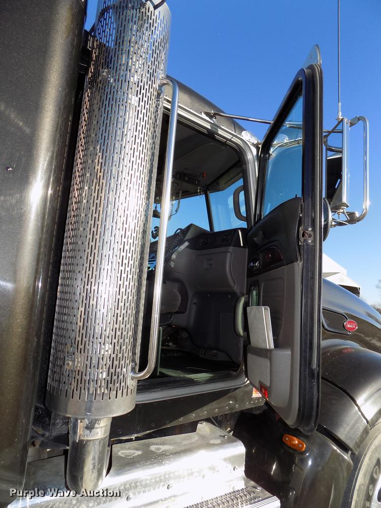 image for item DE7562 2012 Peterbilt Paccar 386 semi truck