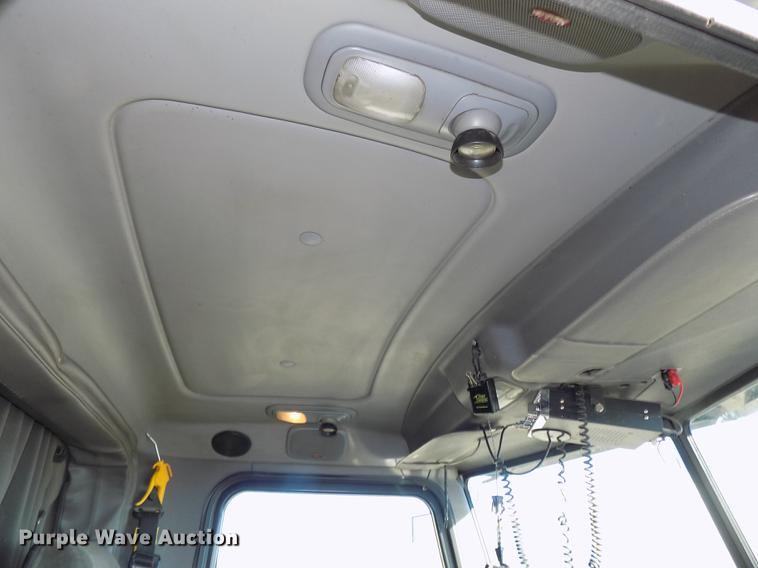 image for item DE7562 2012 Peterbilt Paccar 386 semi truck