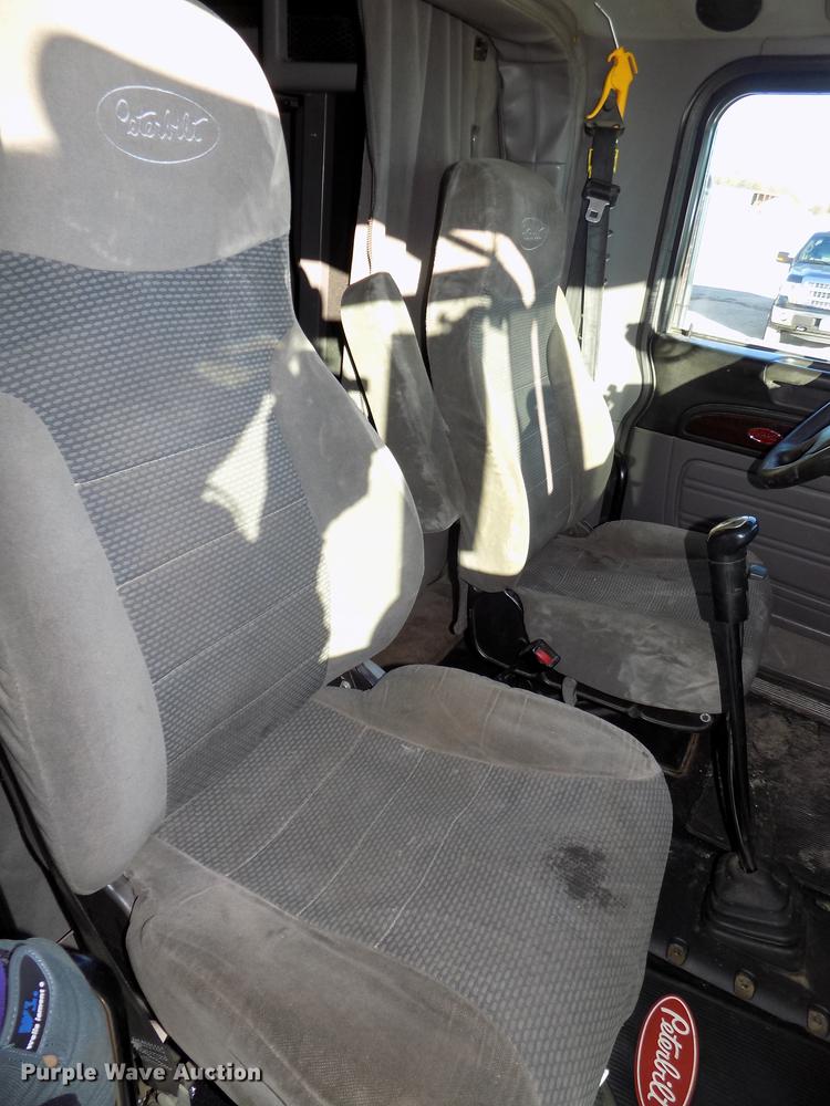 image for item DE7562 2012 Peterbilt Paccar 386 semi truck