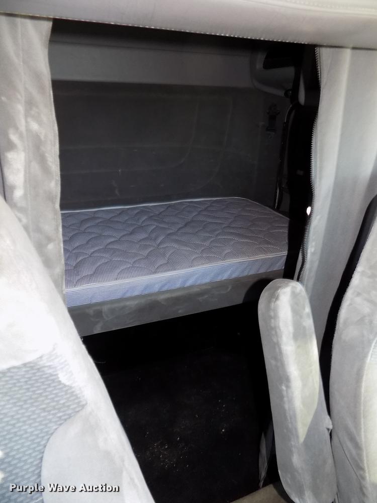 image for item DE7562 2012 Peterbilt Paccar 386 semi truck