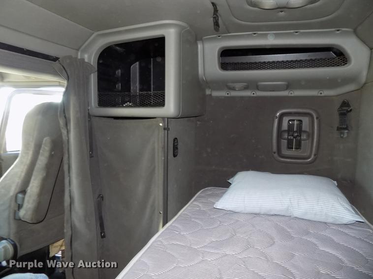 image for item DE7562 2012 Peterbilt Paccar 386 semi truck