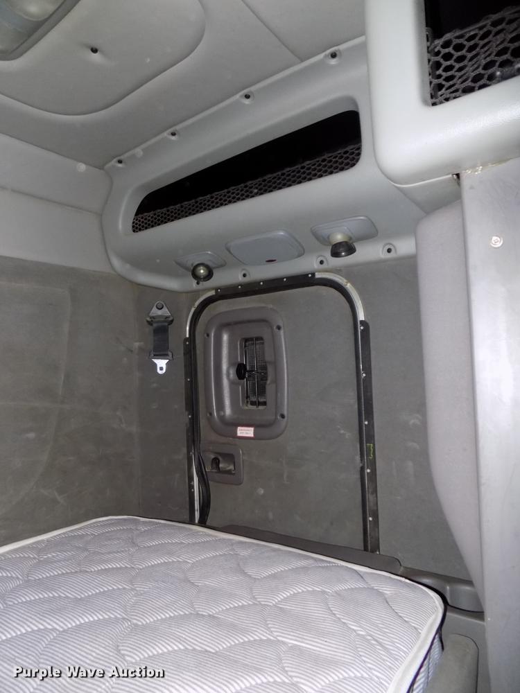 image for item DE7562 2012 Peterbilt Paccar 386 semi truck