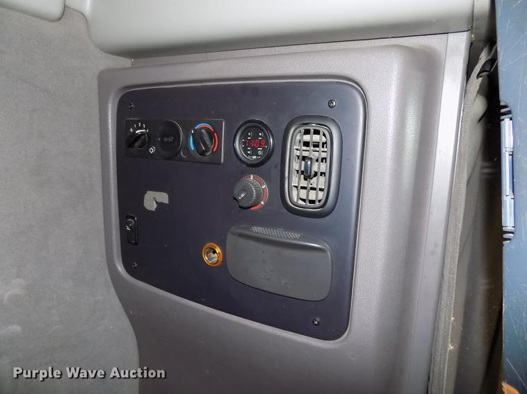 image for item DE7562 2012 Peterbilt Paccar 386 semi truck