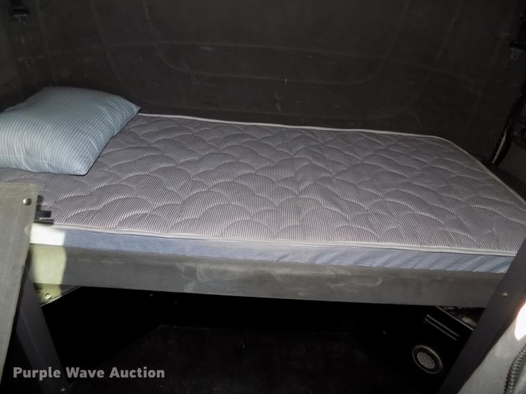 image for item DE7562 2012 Peterbilt Paccar 386 semi truck